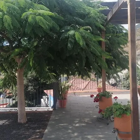 Casa Amagante, En Hoyo De * Mazo